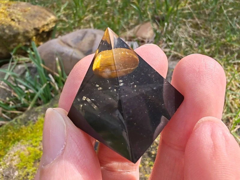 "Odvaha a uzemnění" Orgonitová mini pyramidka Tygří oko & Šungit