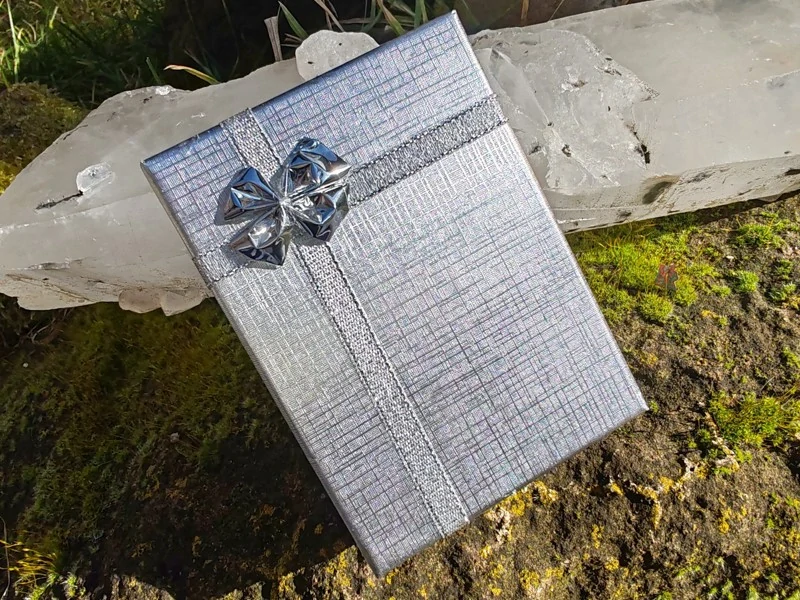 Stříbrná dárková krabička se stříbrnou mašlí: Elegance ve 3 velikostech