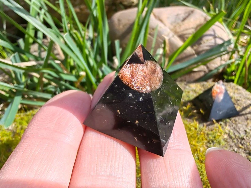 "Radost a životní síla" Orgonitová mini pyramidka Sluneční kámen & Šungit