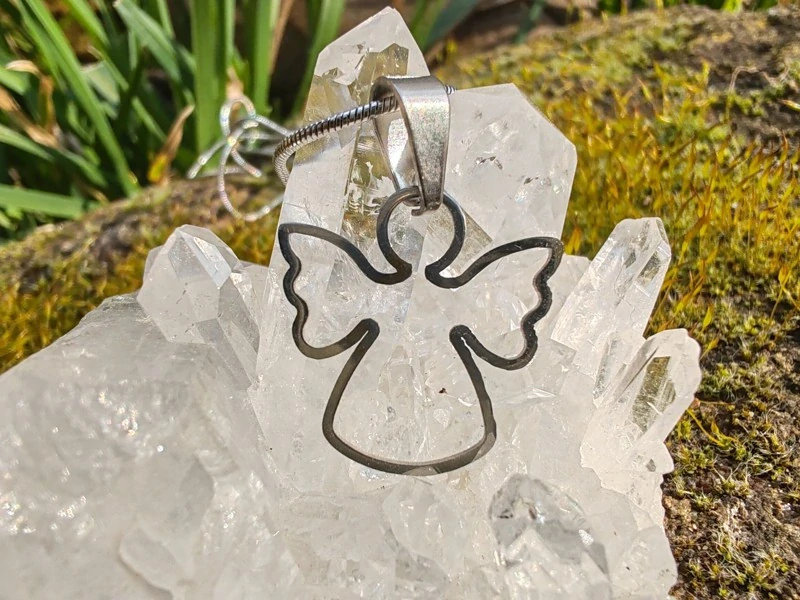 "Něžný andělský dotek" – Nerezový přívěsek Anděl na háďátkovém řetízku