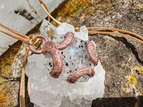 Měděný amulet Geometrie přírody – Black Dot Quartz (Galvanoplastika)