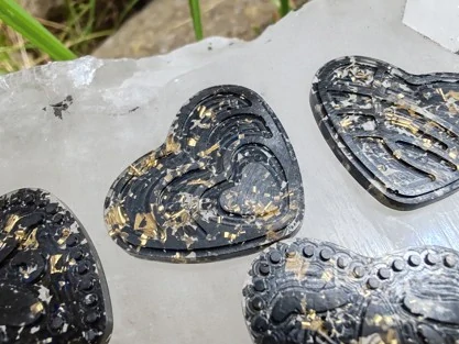 Orgonit na mobil srdíčko se šungitem a mosazí