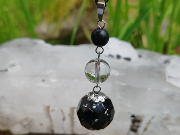 "Magický štít" Vzdušný orgonitový přívěsek se surovým šungitem, křišťálem a stříbrem