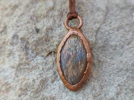 "Zář Sluneční Galaxie" - amulet se slunečním kamenem Rainbow lattice sunstone