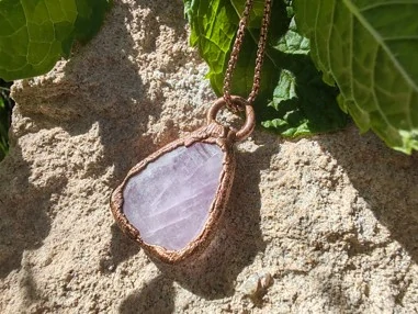 "Něžná Strážkyně Srdce" amulet Kunzit galvanoplastika