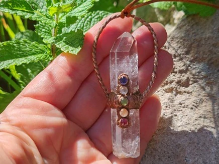 "Chrám Starodávné Moudrosti" Amulet Mistrovský lemurijský křišťál s pěti drahokamy v surové mědi