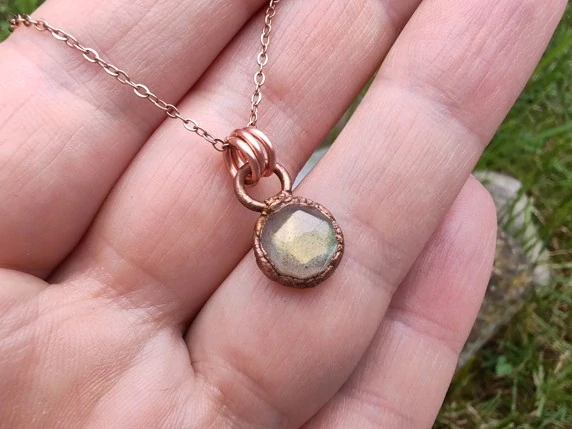 "Malé Zrcadlo Intuitivního Světla" Amulet Labradorit galvanoplastika