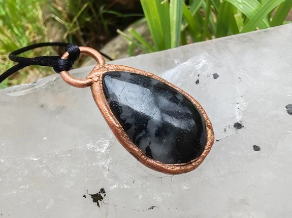 "Pevnost v Bouři" Amulet Černý turmalín v křemeni galvanoplastika