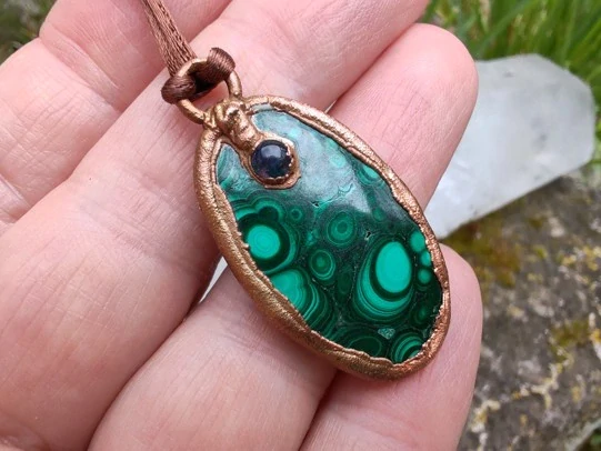 "Strážce Vnitřní Proměny" Amulet Malachit & Ametyst galvanoplastika