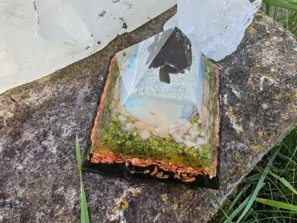 "Světlo a Ochrana" Orgonitová pyramida – Opalit, Turmalín a Šungit