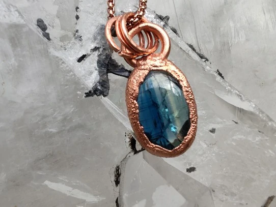 Přívěsek galvanoplastika „Paprsek nebeského klidu“ – Sytě modrý disthen (kyanit) v zářivé mědi a rose gold