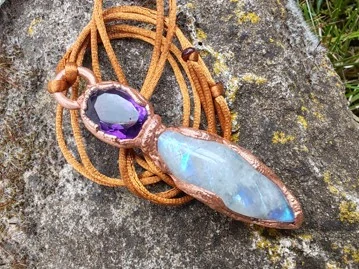 Přívěsek galvanoplastika „Amulet Měsíční Bohyně“ Broušený ametyst a duhový měsíční kámen v zářivé mědi