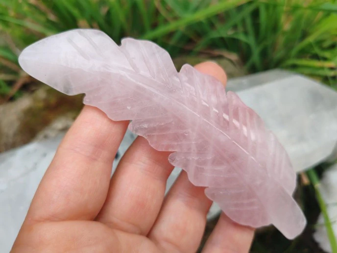 Vyřezávané růženínové pírko - Talisman lásky, něhy a aromaterapie *4