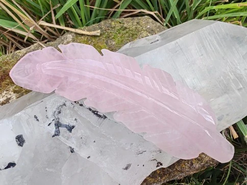 Vyřezávané růženínové pírko - Talisman lásky, něhy a aromaterapie *7