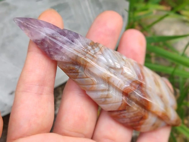 Pírko z ametystového achátu – Andělský talisman harmonie, vhledu a bezpečí *1