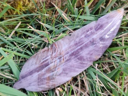 Pírko z ametystového achátu – Andělský talisman harmonie, vhledu a bezpečí *3