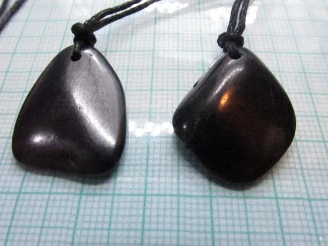 Přívěsek Šungit - Ochránce před negativní energií a elektrosmogem - cca 2 x 1,5 cm (malý)