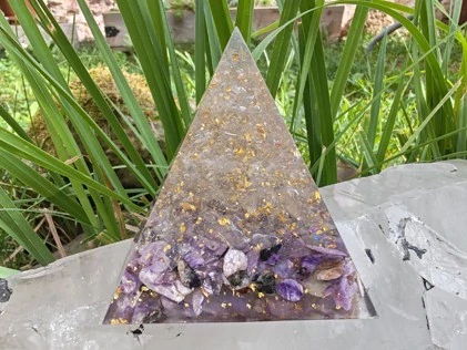 Orgonit Pyramida "Křišťálová čakra" dosah 5 metrů