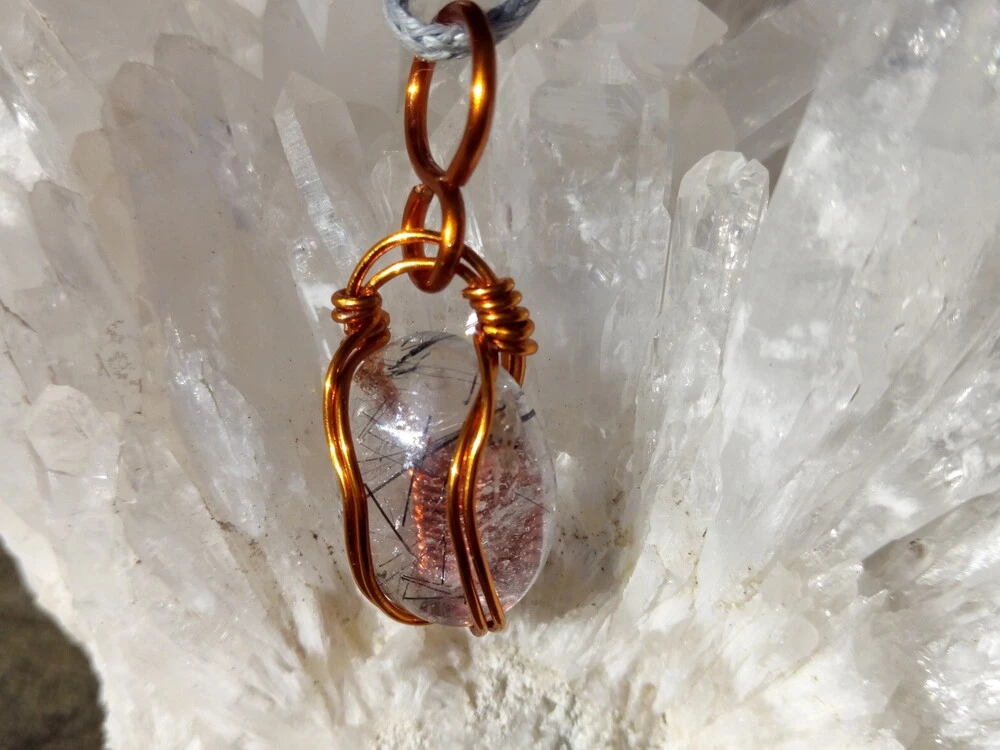 "Pomáhej" - drátovaný šperk, přívěsek, Turmalín v křišťálu& Měď