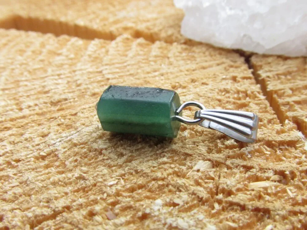Smaragdový přívěsek - obdélníček broušený, 10 x 5mm