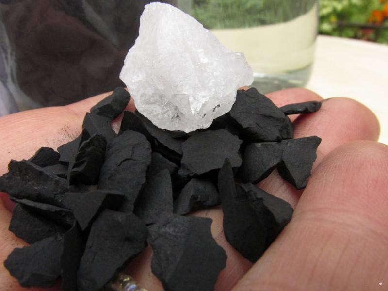 Aktivátor vody - Šungit drť drobné kousky (100g) + surový křišťál 