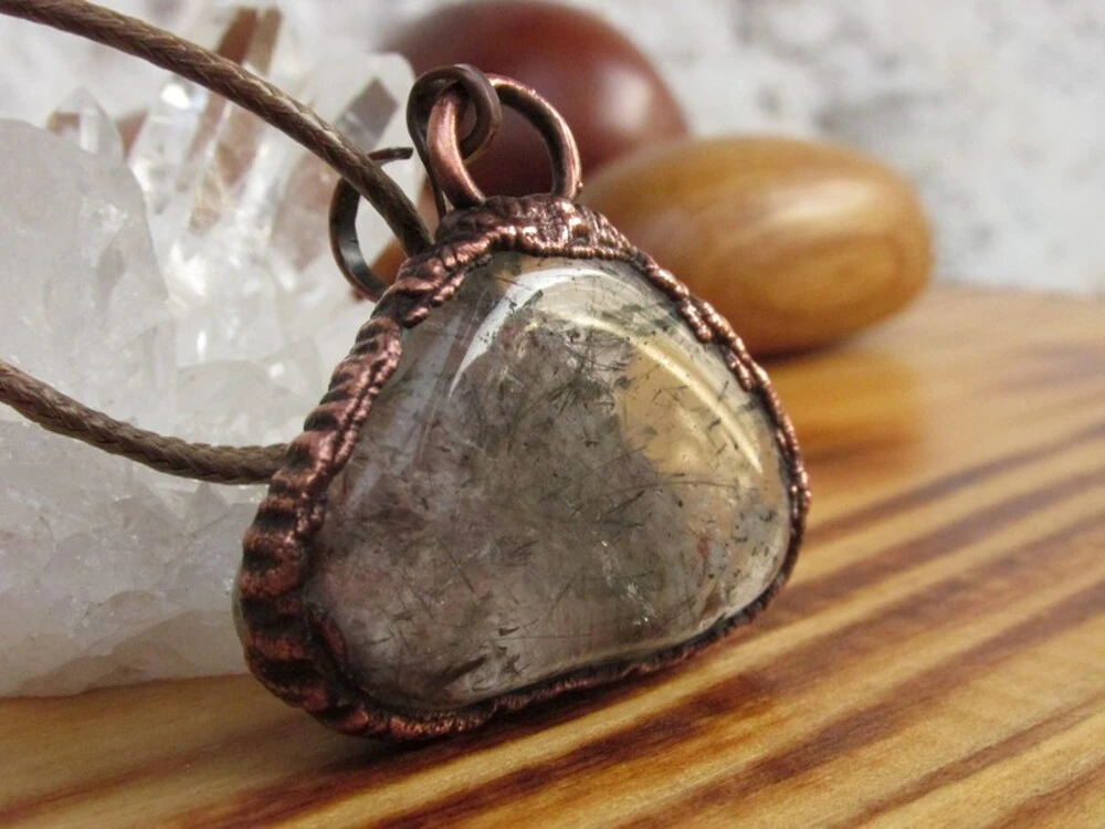 Amulet "Mnoho životů duše" Křišťál fantom, galvanoplastika