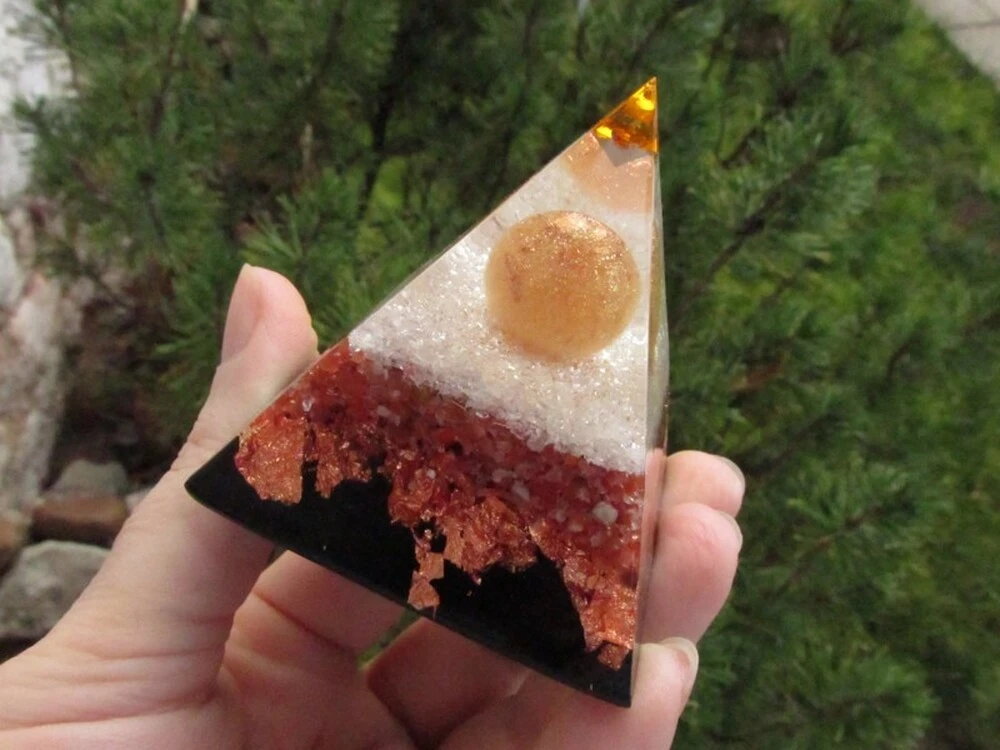 "Prozáří a sílu doplní" - orgonitová pyramida, dosah 5m