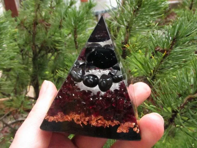 Orgonitová pyramida "Důvěra & Odvaha pro Štíra""