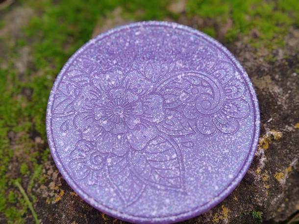 Orgonitová podložka duhově fialová s vločkami stříbra - pro čištení a nabíjení kamenů, pod svícen, pod hrneček