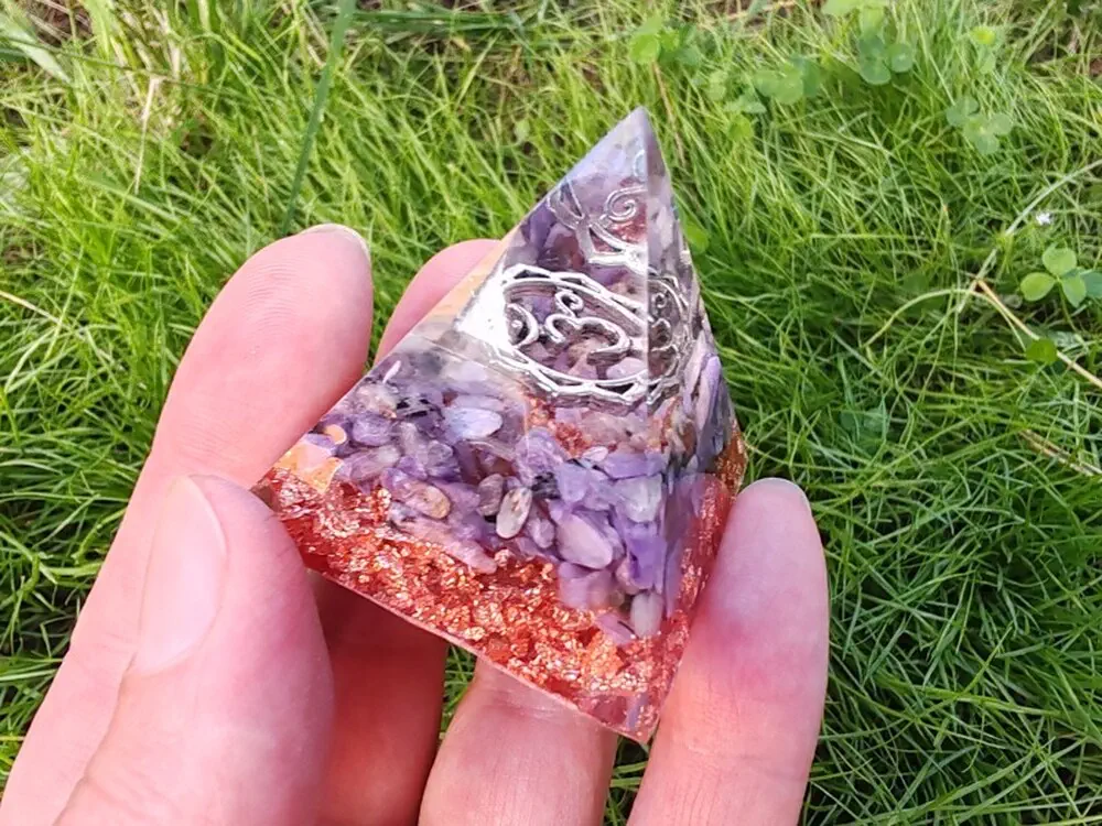 Orgonitová pyramida "Já vím" - korunní čakra