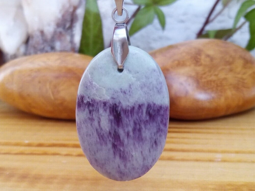 Přívěsek kammererit - Dárce štědrosti a hojnosti, kabošon *04