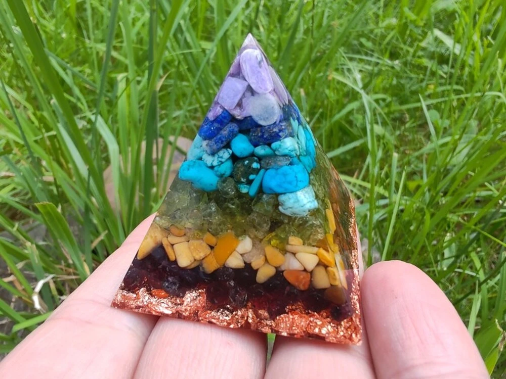 Orgonit pyramida "Harmonizace všech čaker" 4x4 cm