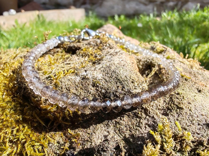 Náramek Záhněda broušené rondelky - "Spojení se světem za oponou"