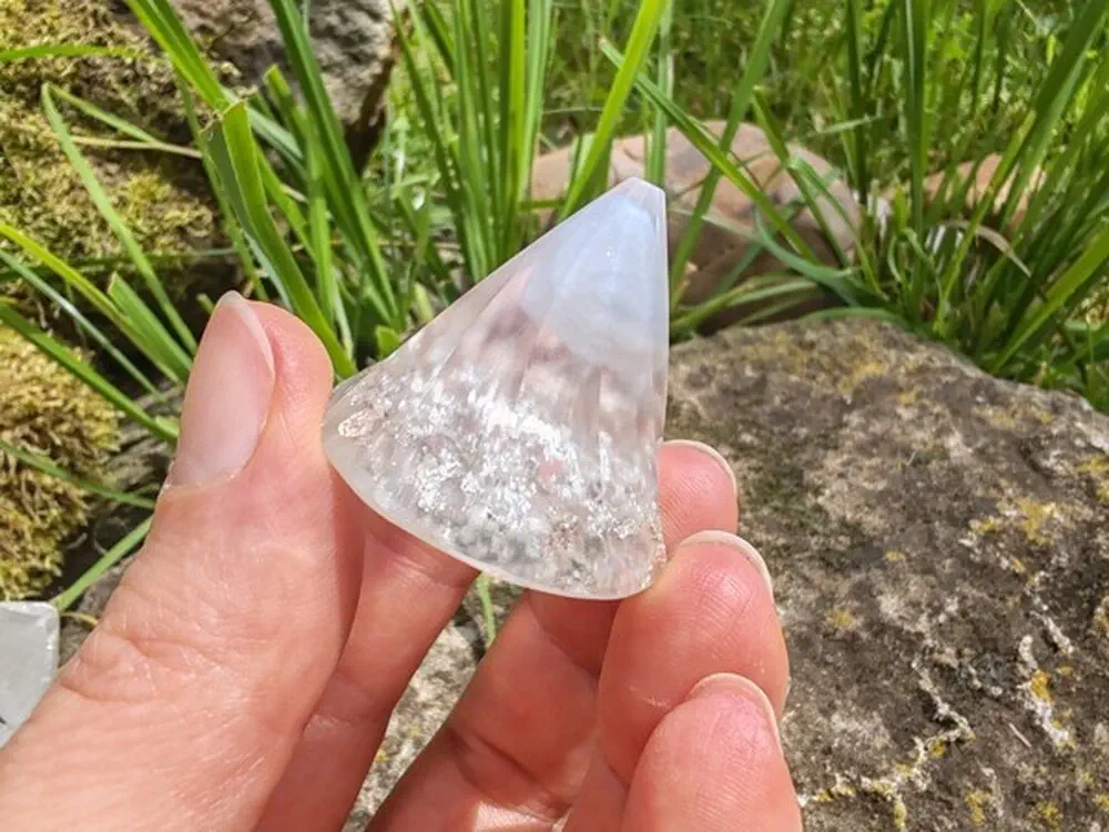"Stříbrná spirála vědomí" - orgonitový kužel chalcedon, vločky stříbra