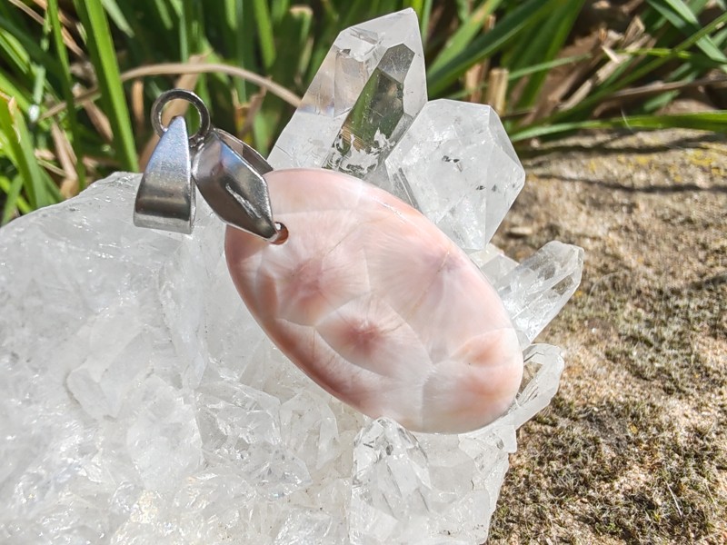 "Něžná perla Atlantidy" - růžový larimar přívěsek kabošon *2