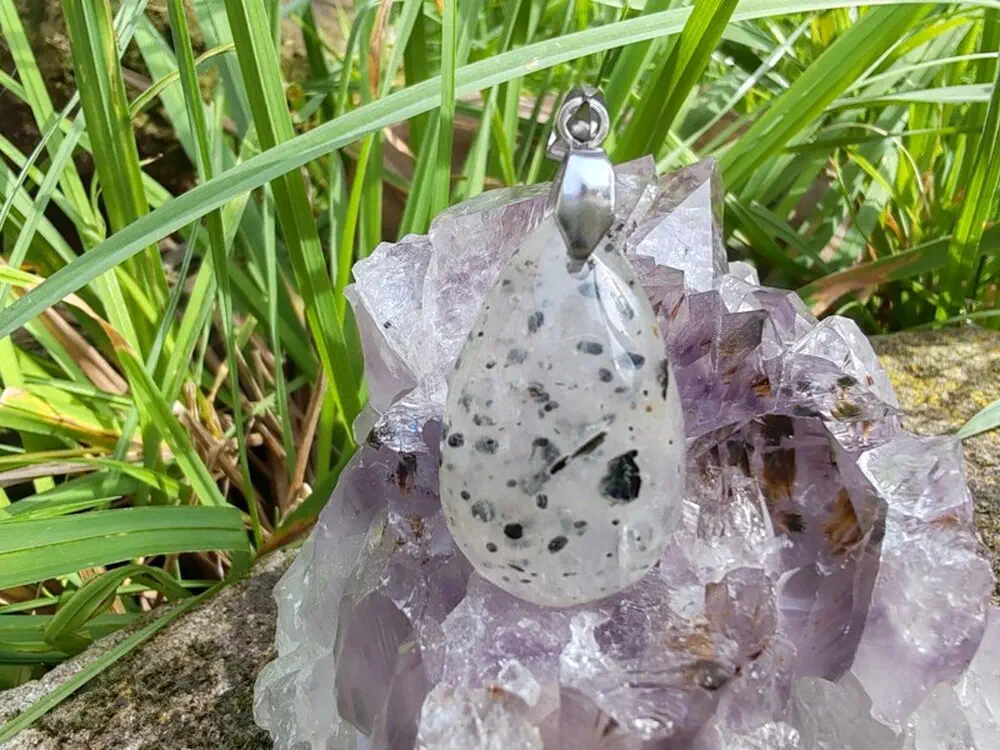"Prastarý Kód Světla a Stínu" - přívěsek křemen s inkluzemi - Black dot quartz kabošon *2