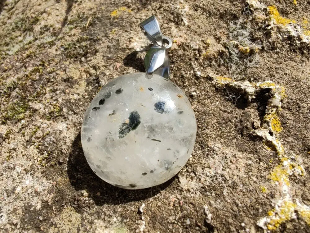 "Prastarý Kód Světla a Stínu" - přívěsek křemen s inkluzemi - Black dot quartz kabošon *9