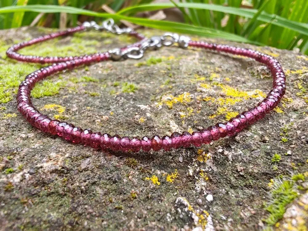 "Ohnivá esence" náramek granát, broušené rondelky 1,5x2,5mm