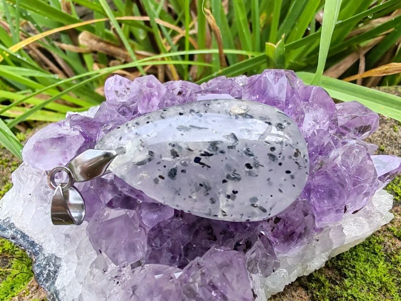 "Prastarý Kód Světla a Stínu" - přívěsek křemen s inkluzemi - Black dot quartz kabošon *15
