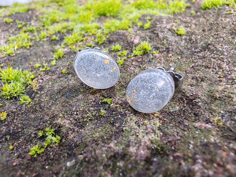 Orgonitové Náušnice – Sněžné Pohlazení se Zlatým Akcentem