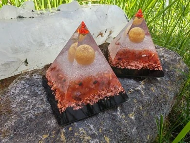DÁREK k nákupu - "Prozáří a sílu doplní" - orgonitová pyramida, velikost 6x6 cm