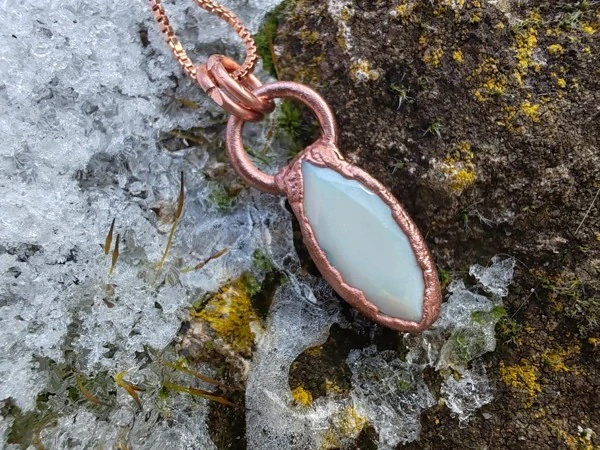 Amulet z etiopského opálu – Vesmírná mlhovina v objetí + dárková krabička