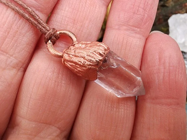 Amulet "Duchovní pomocník" lemurský krystal, surový křišťál + dárková krabička