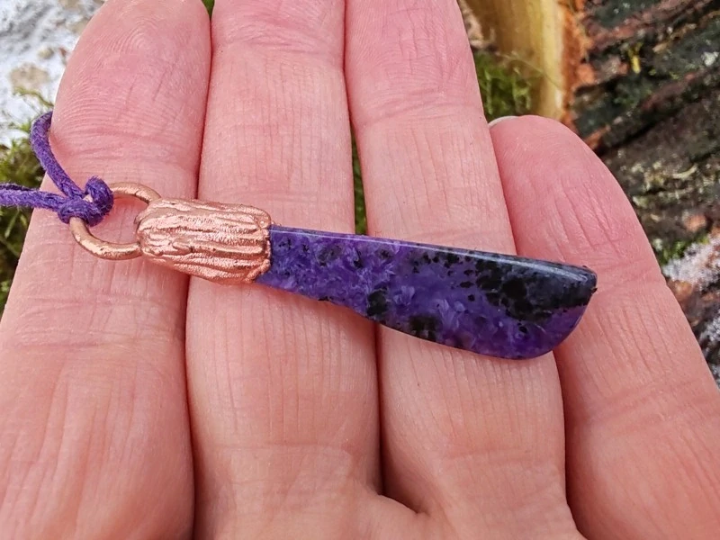 "Amulet Fialové Mlhy: Čaroitová strážkyně" - galvanoplastika čaroit