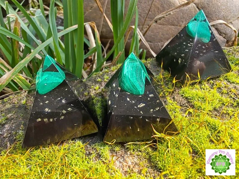 "Orgonit srdce a ochrany" Orgonitová mini pyramidka Malachit & Šungit
