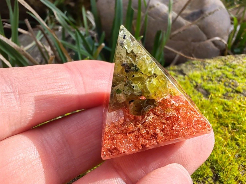 "Svěžest a radost ze života" Orgonitová mini pyramidka Olivín & Měď