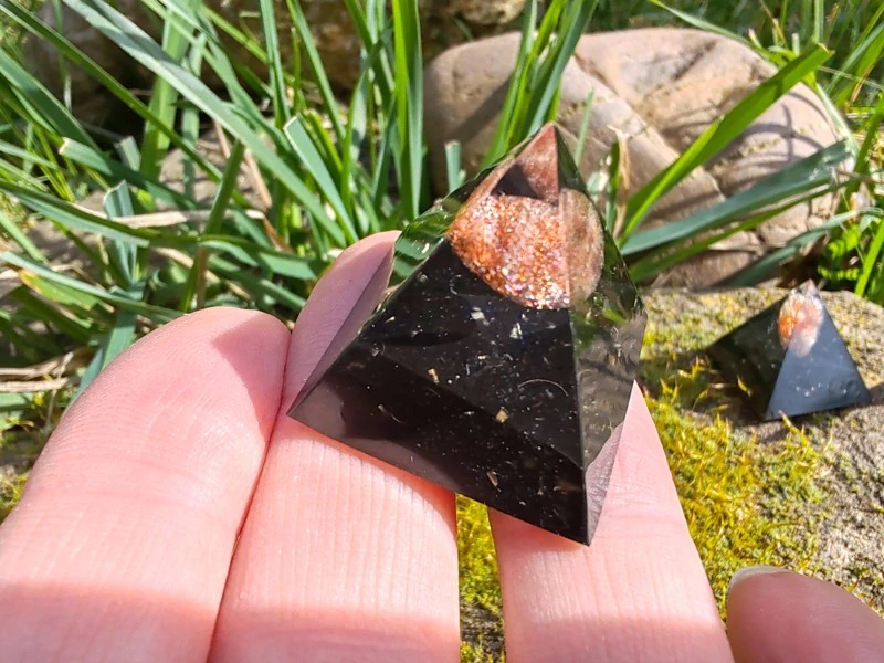 "Radost a životní síla" Orgonitová mini pyramidka Sluneční kámen & Šungit