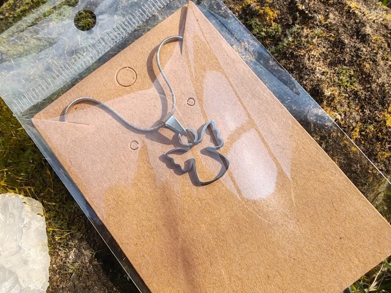 "Něžný andělský dotek" – Nerezový přívěsek Anděl na háďátkovém řetízku