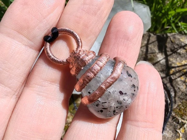 Měděný amulet "Vesmír v kapce" – Black Dot Quartz (Galvanoplastika)