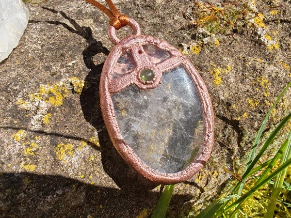 Měděný amulet Lesní pramen – Křišťál s olivínem (Galvanoplastika)